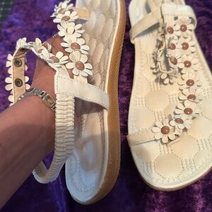 IEUC Like New, Beautiful White Floral Sandal Size 40